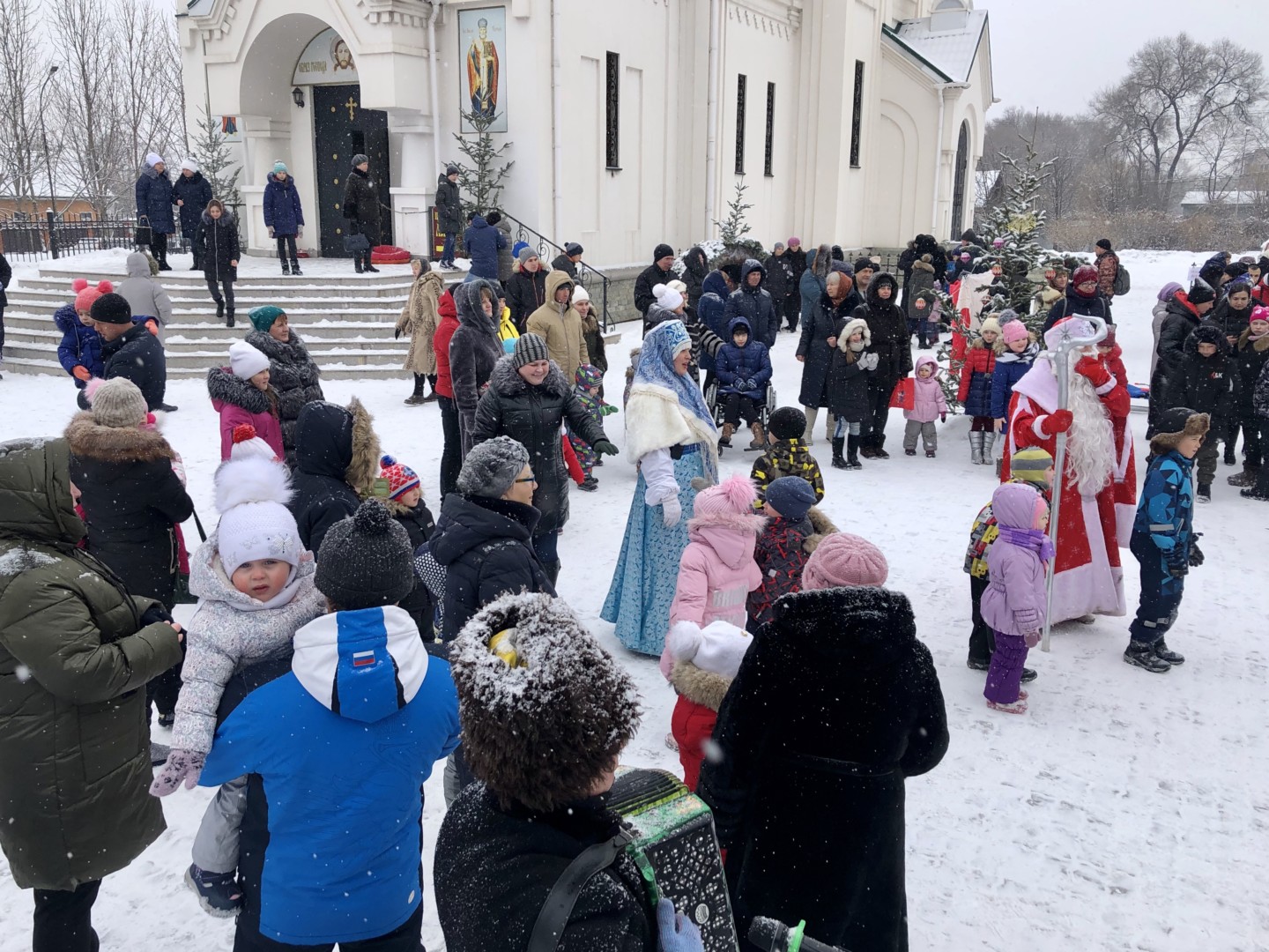 Колядками, хороводами и святочными забавами отметили праздник в Уссурийске