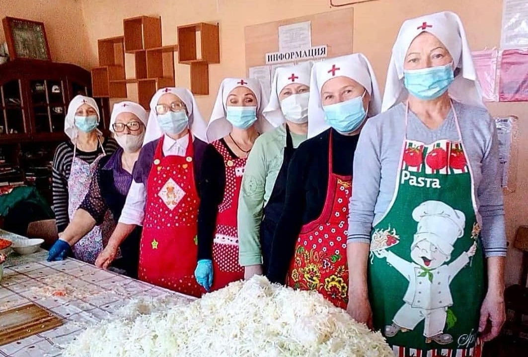 Засолка капусты в приюте для бездомных.