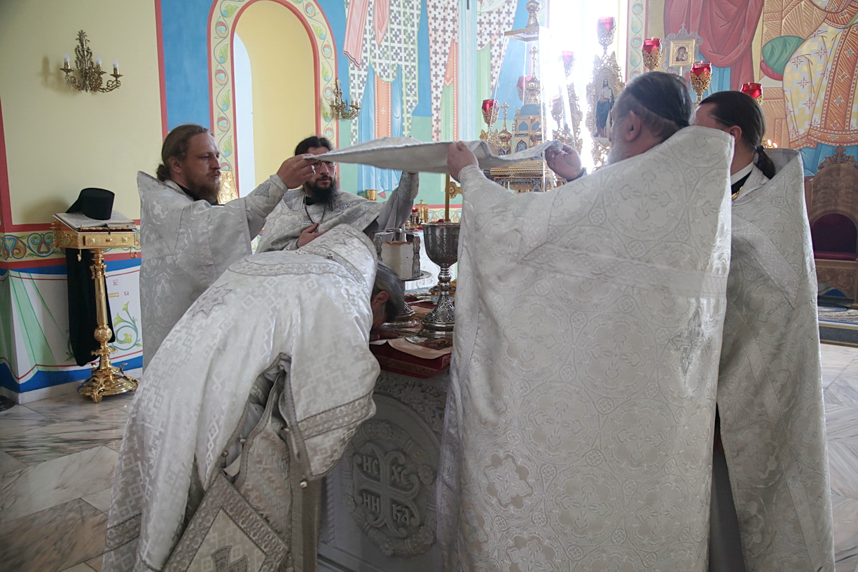 В неделю 7-ю по Пасхе, памяти святых отцов I Вселенского Собора, епископ Находкинский и Преображенский Николай совершил Божественную литургию в Казанском Кафедральном соборе г.Находки.