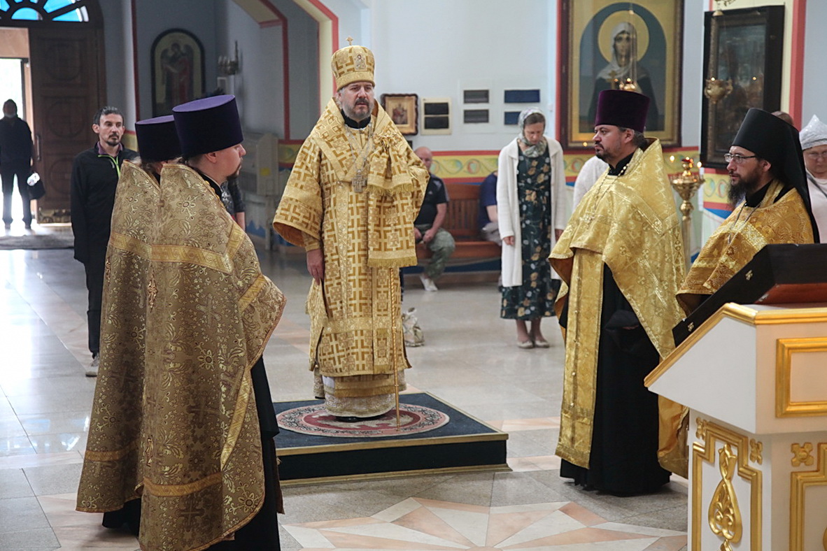 Епископ Находкинский и Преображенский Николай возглавил всенощное бдение в Казанском соборе.