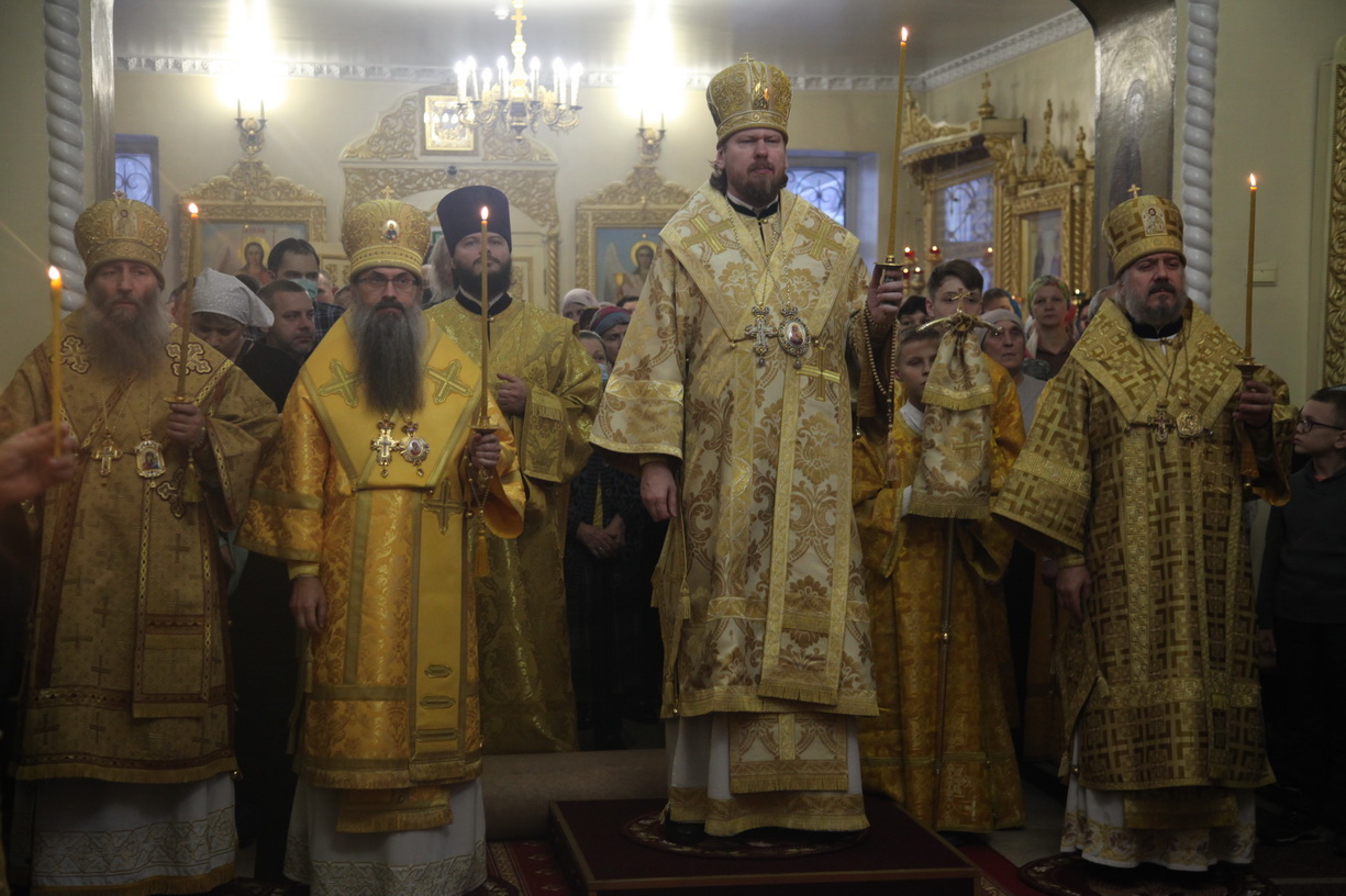 Архипастыри Приморской митрополии совершили всенощное бдение в Свято-Никольском соборе.