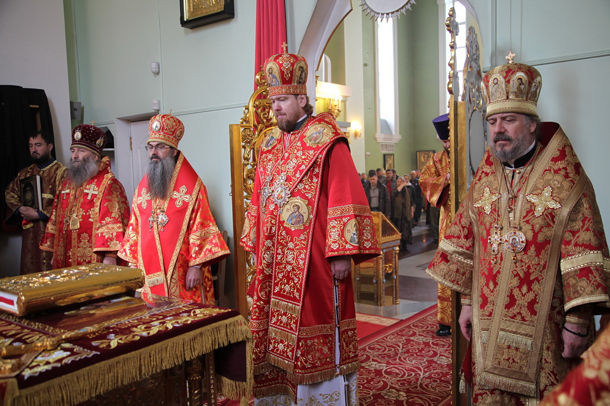 Архипастыри Приморской митрополии соборно совершили Божественную литургию в Покровском соборе.