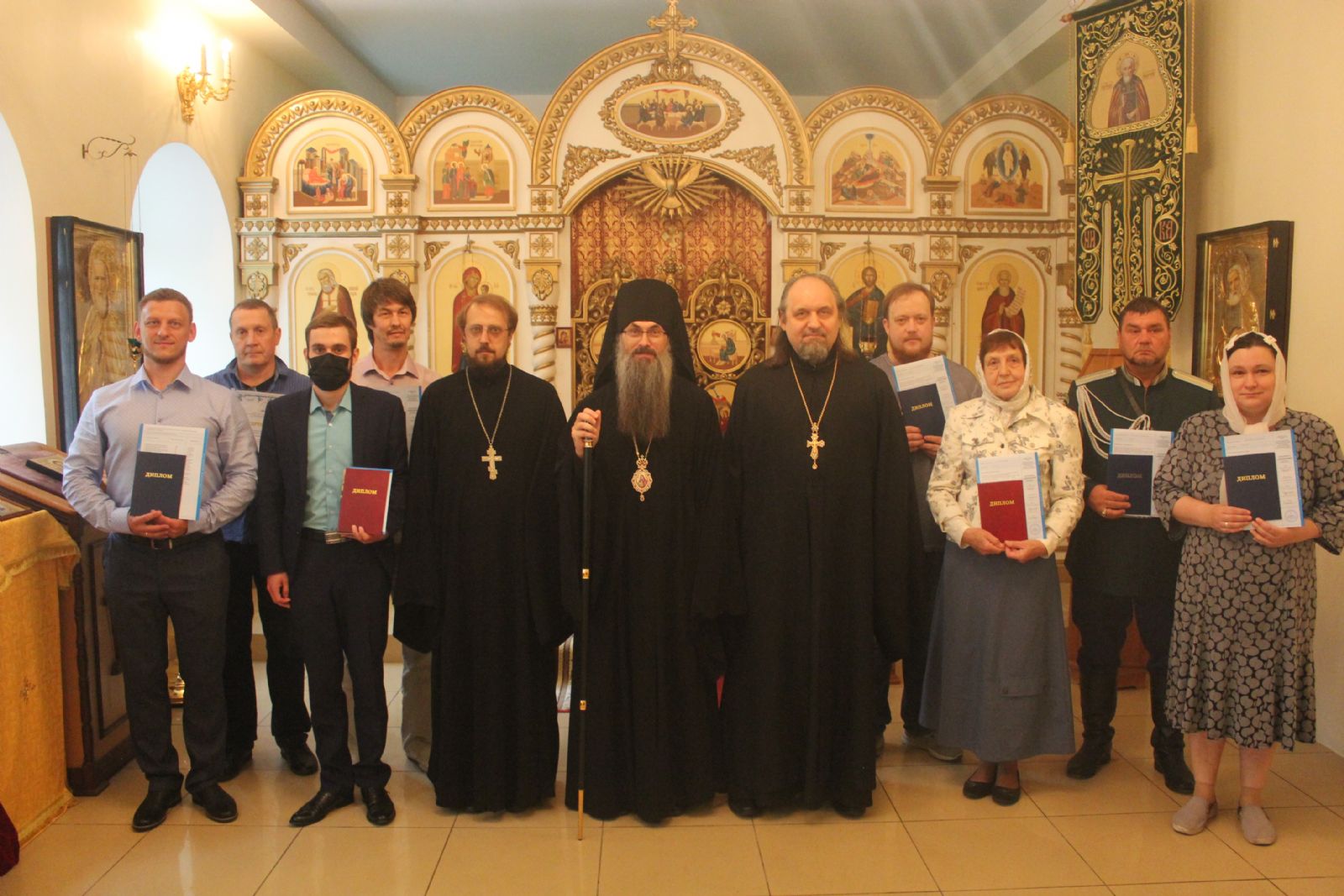 Епископ Уссурийский Иннокентий вручил дипломы церковным специалистам