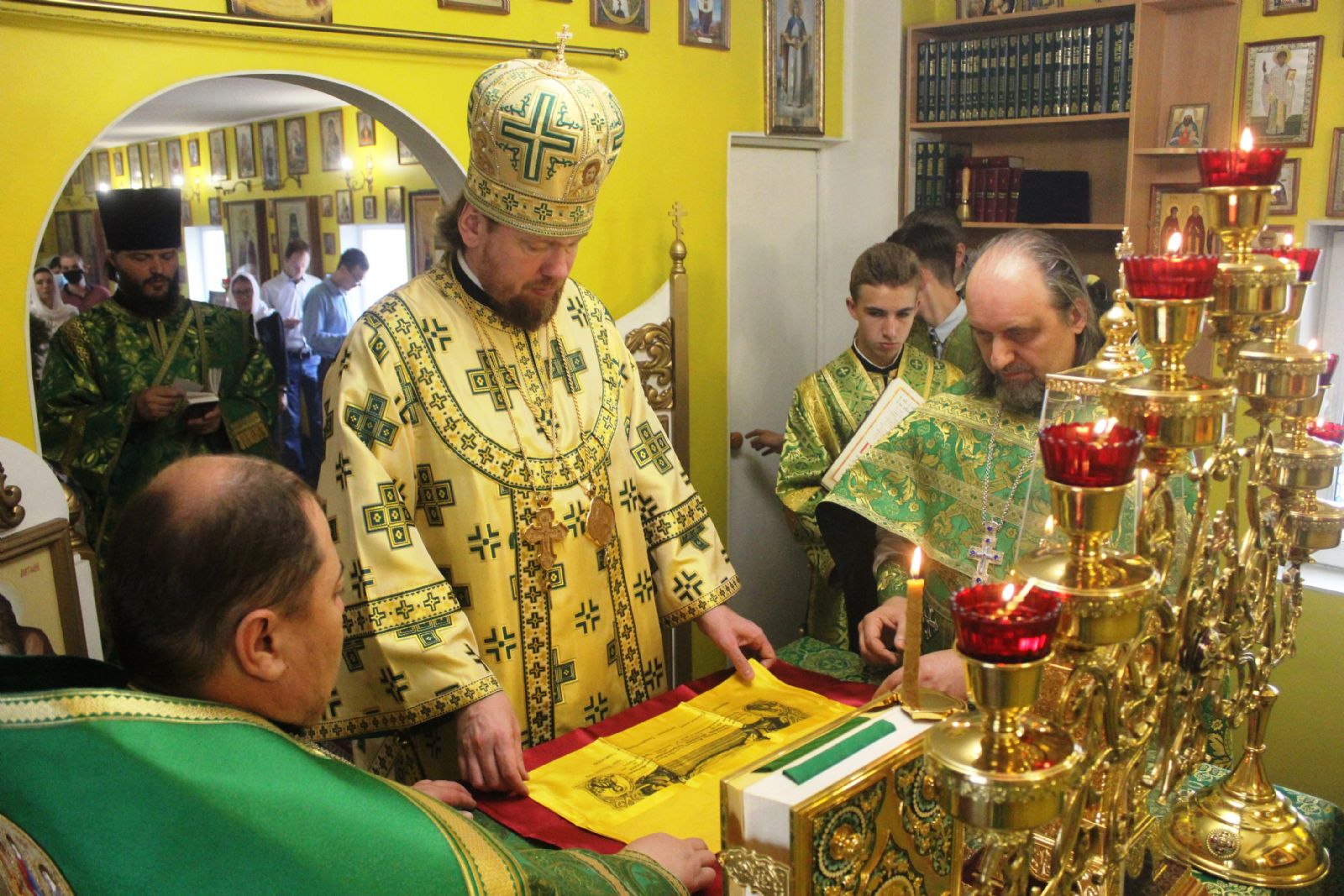 Митрополит Владимир совершил литургию в храме святителя Спиридона Тримифунтского