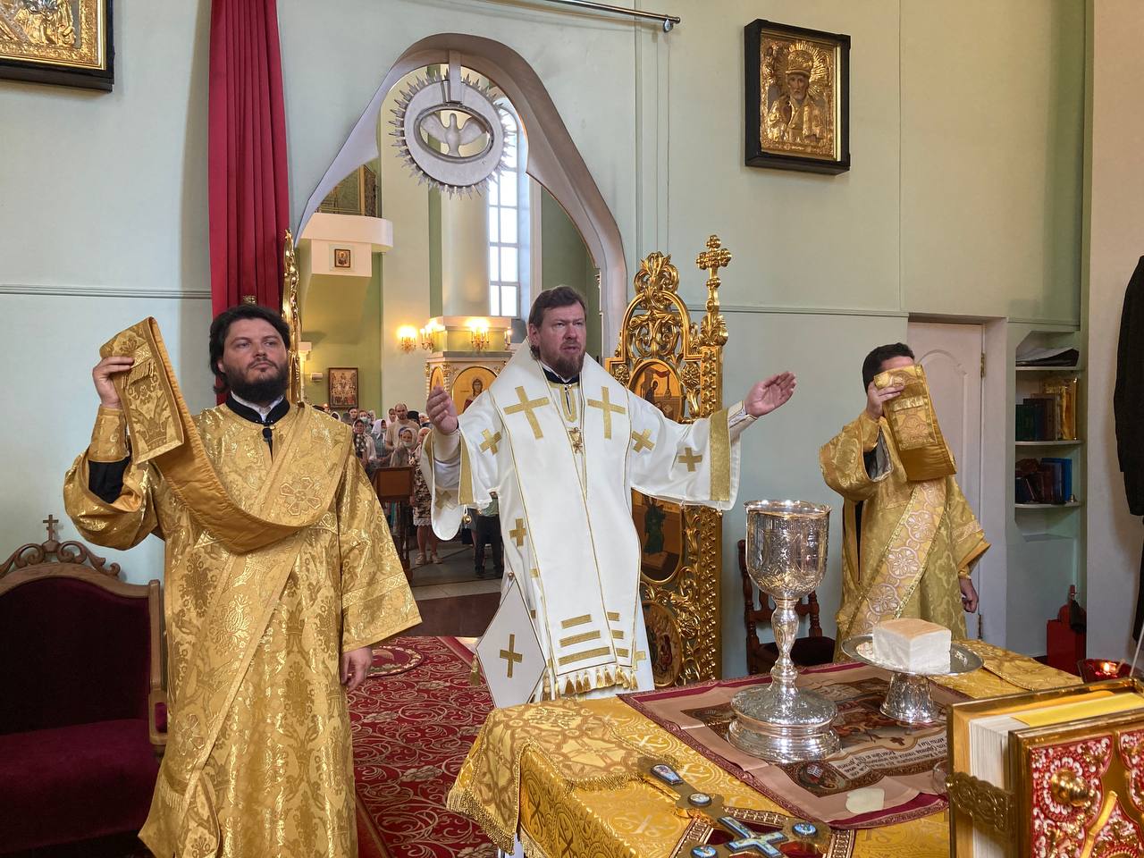 За Божественной литургией в Покровском соборе митрополит Владимир совершил диаконскую хиротонию