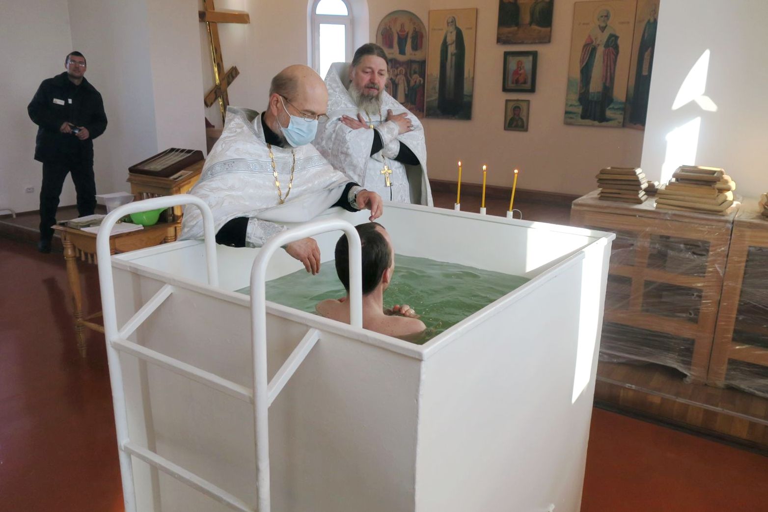 Осужденные приняли Святое Крещение в колонии №20