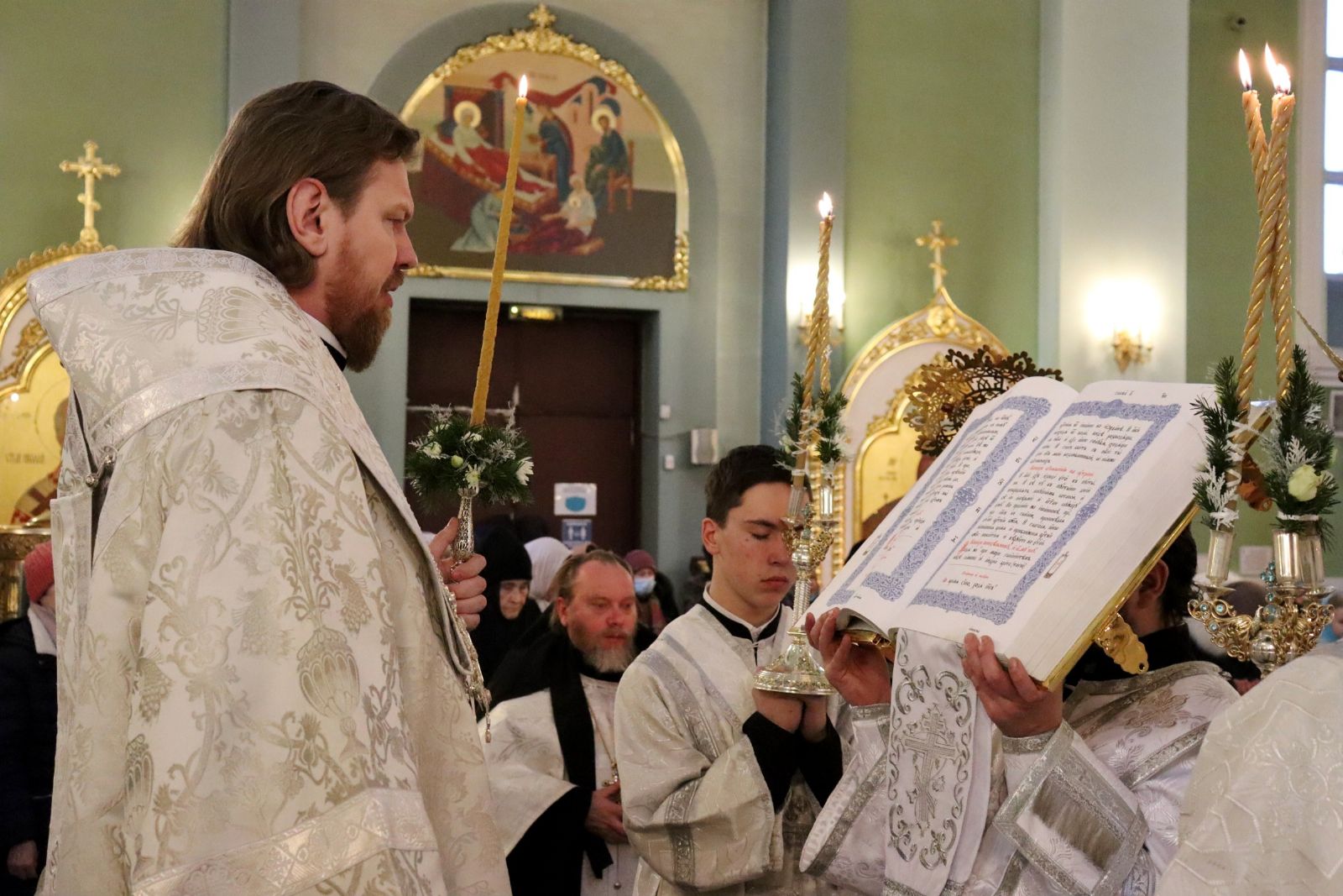 В канун праздника Крещения Господня митрополит Владимир совершил всенощное бдение в Покровском соборе