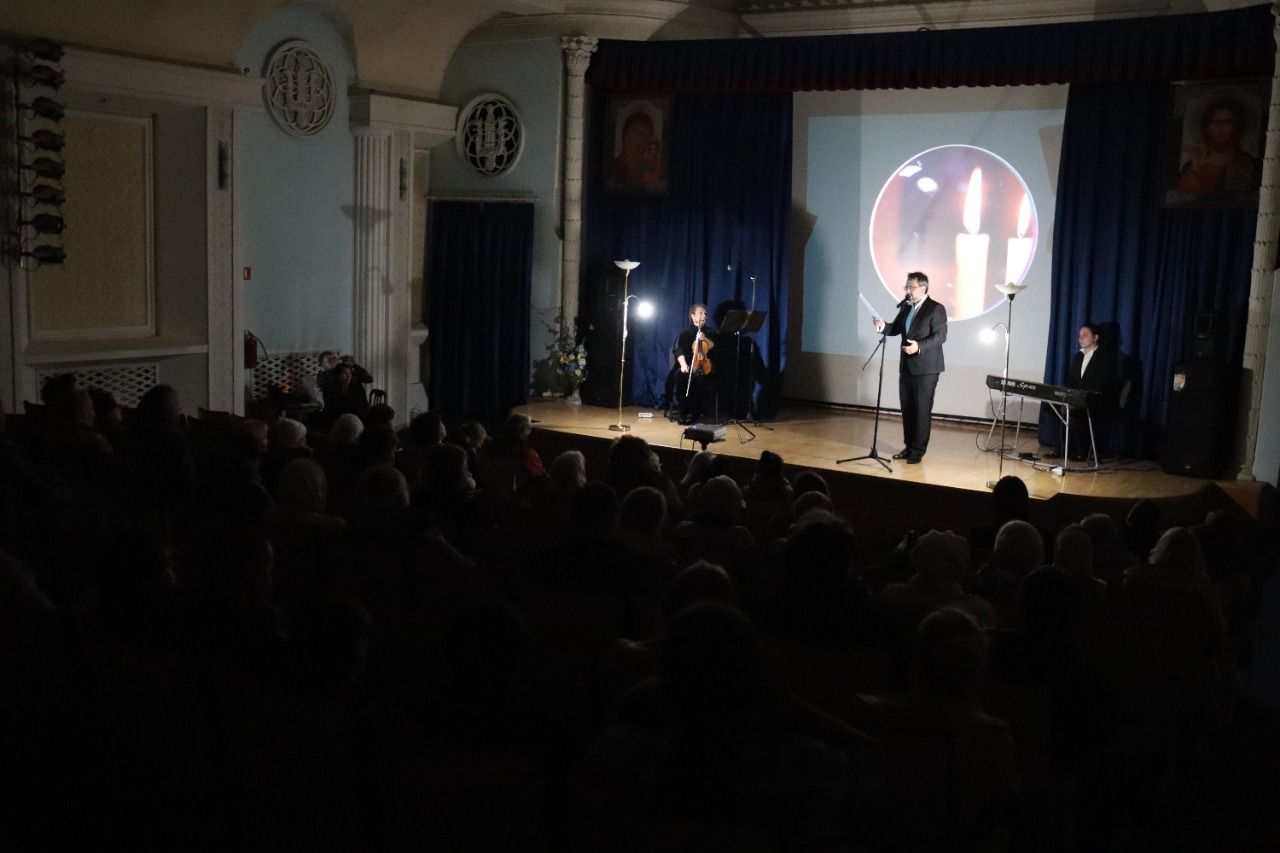 «12 непридуманных историй» представил владивостокским зрителям творческий коллектив из Москвы