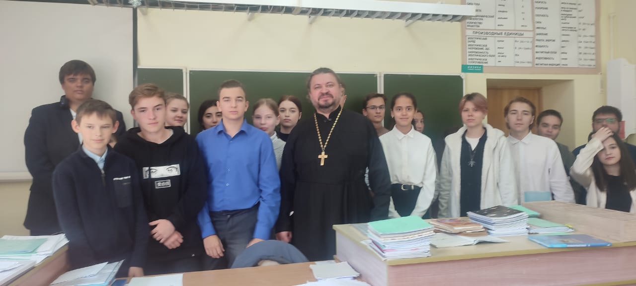 Руководитель миссионерского отдела побеседовал со школьниками о патриотизме.