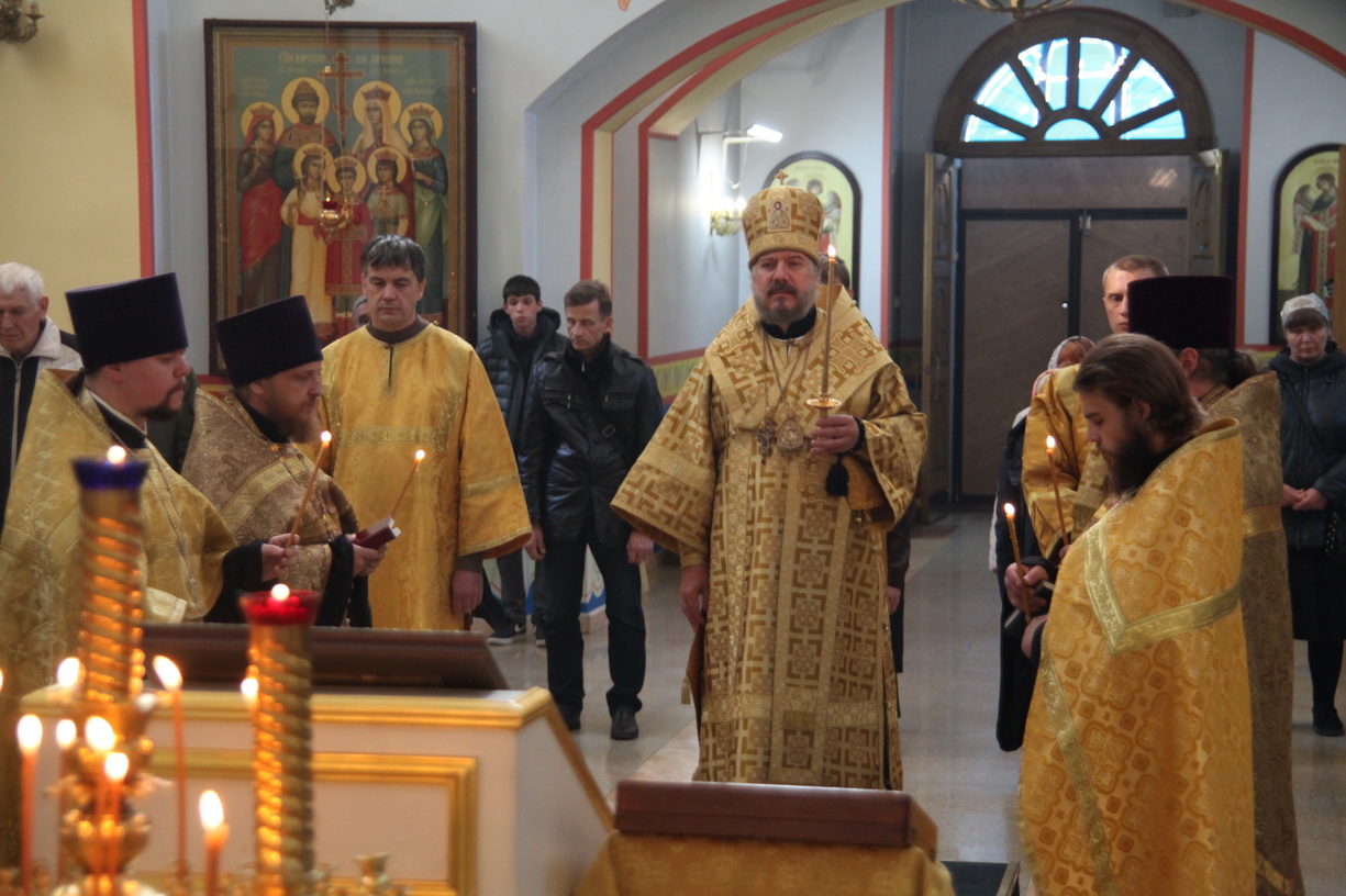 Епископ Находкинский и Преображенский Николай возглавил всенощное бдение в Казанском соборе.
