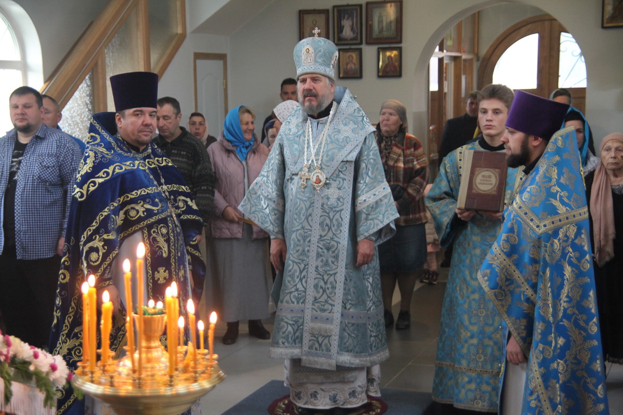 В день памяти Иверской иконы Божией Матери епископ Находкинский и Преображенский Николай возглавил праздничную Божественную литургию в Иверском храме с Хмыловка.