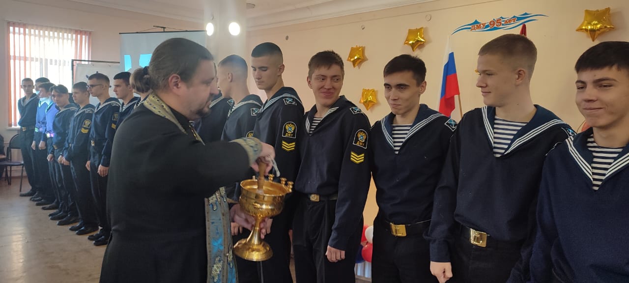 Священник благословил находкинских курсантов в первый рейс на "Палладе".