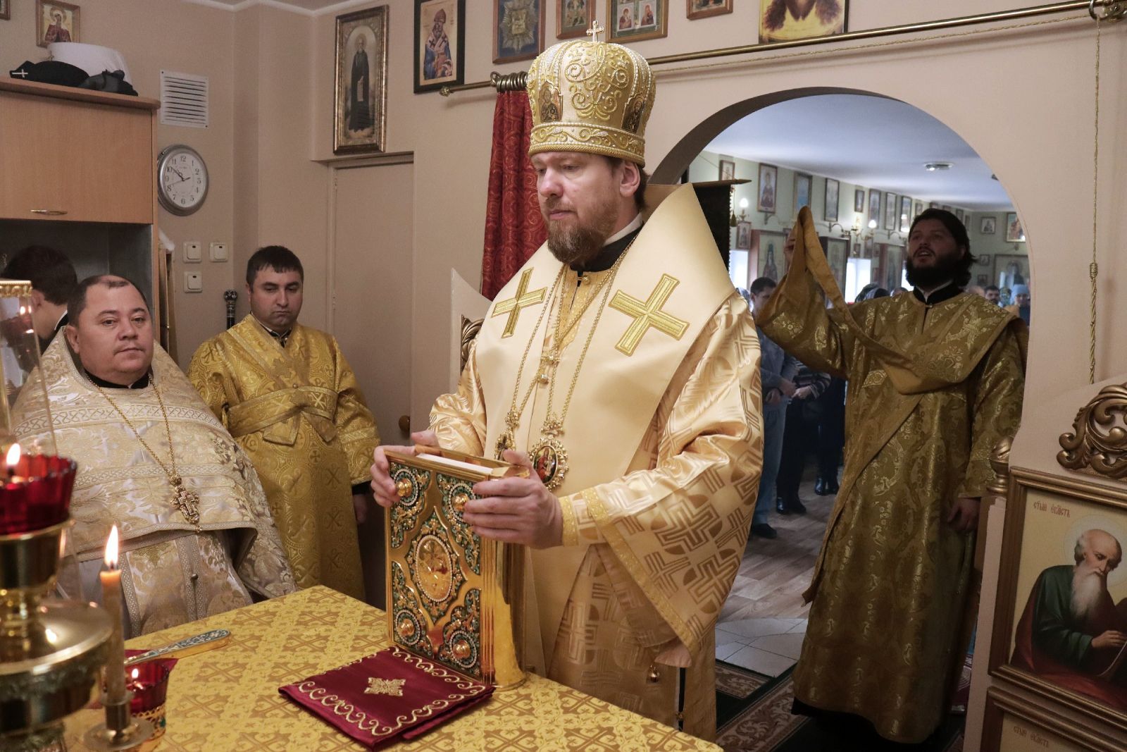 Митрополит Владивостокский и Приморский Владимир совершил Божественную литургию в храме святителя Спиридона Тримифунтского