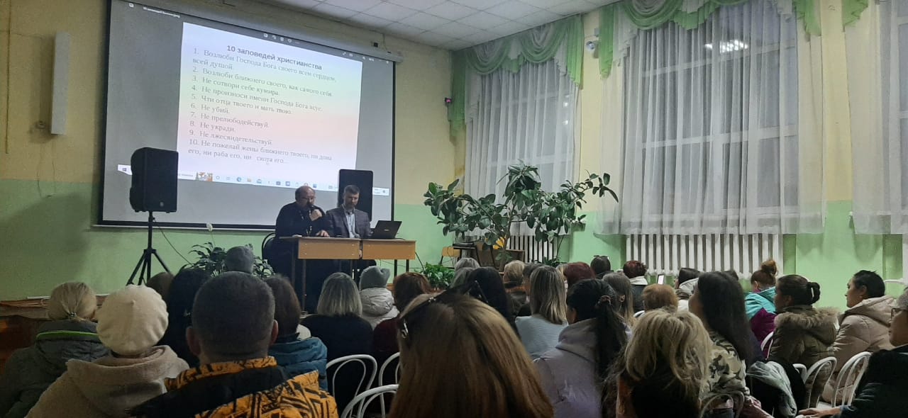  Священник принял участие в родительском собрании СОШ № 50 г. Партизанска.