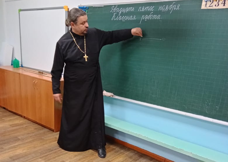 В Новолитовске на уроке ОПК священник рассказал школьникам о заповедях Божиих.
