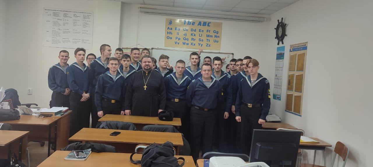 Священник проводит беседы с курсантами.