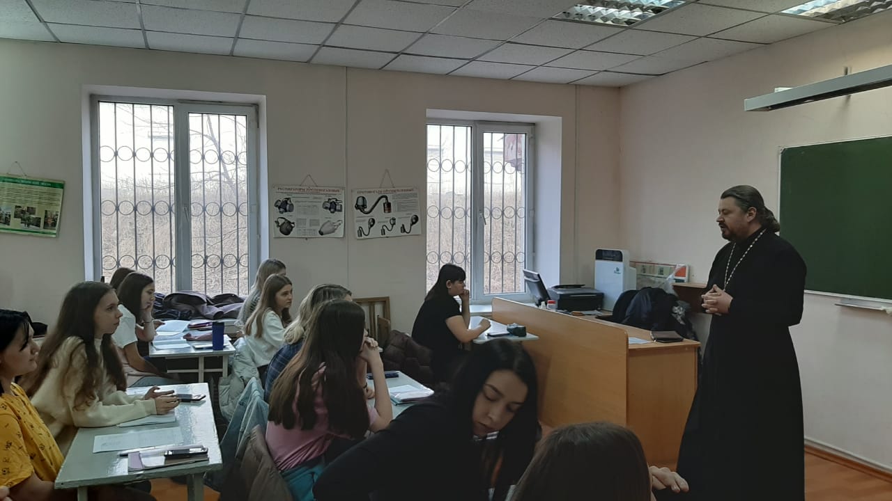 Руководитель миссионерского отдела Находкинской епархии провёл лекцию из цикла "Семья и семейные ценности" для студентов НГТК.