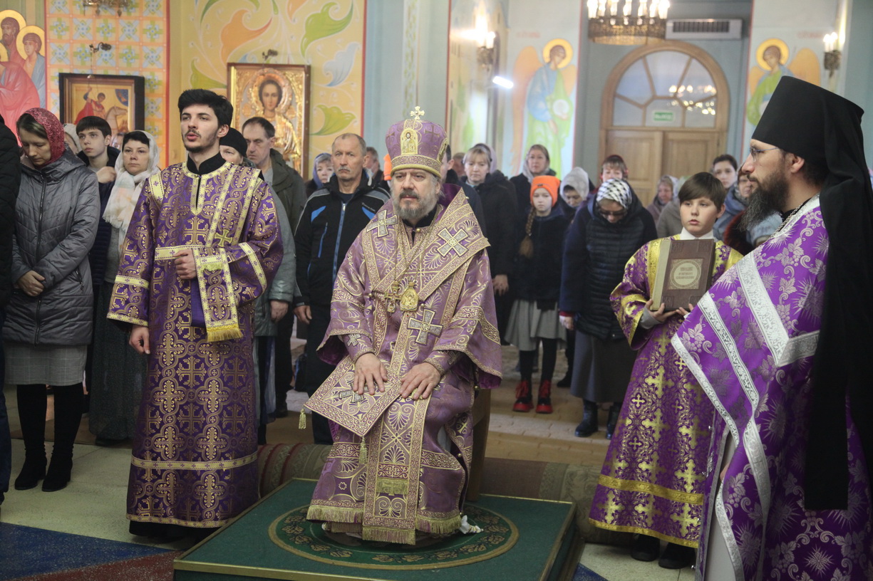 В неделю Крестопоклонную, епископ Находкинский и Преображенский Николай совершил Божественную литургию свт. Василия Великого в Кафедральном Казанском соборе г. Находки.