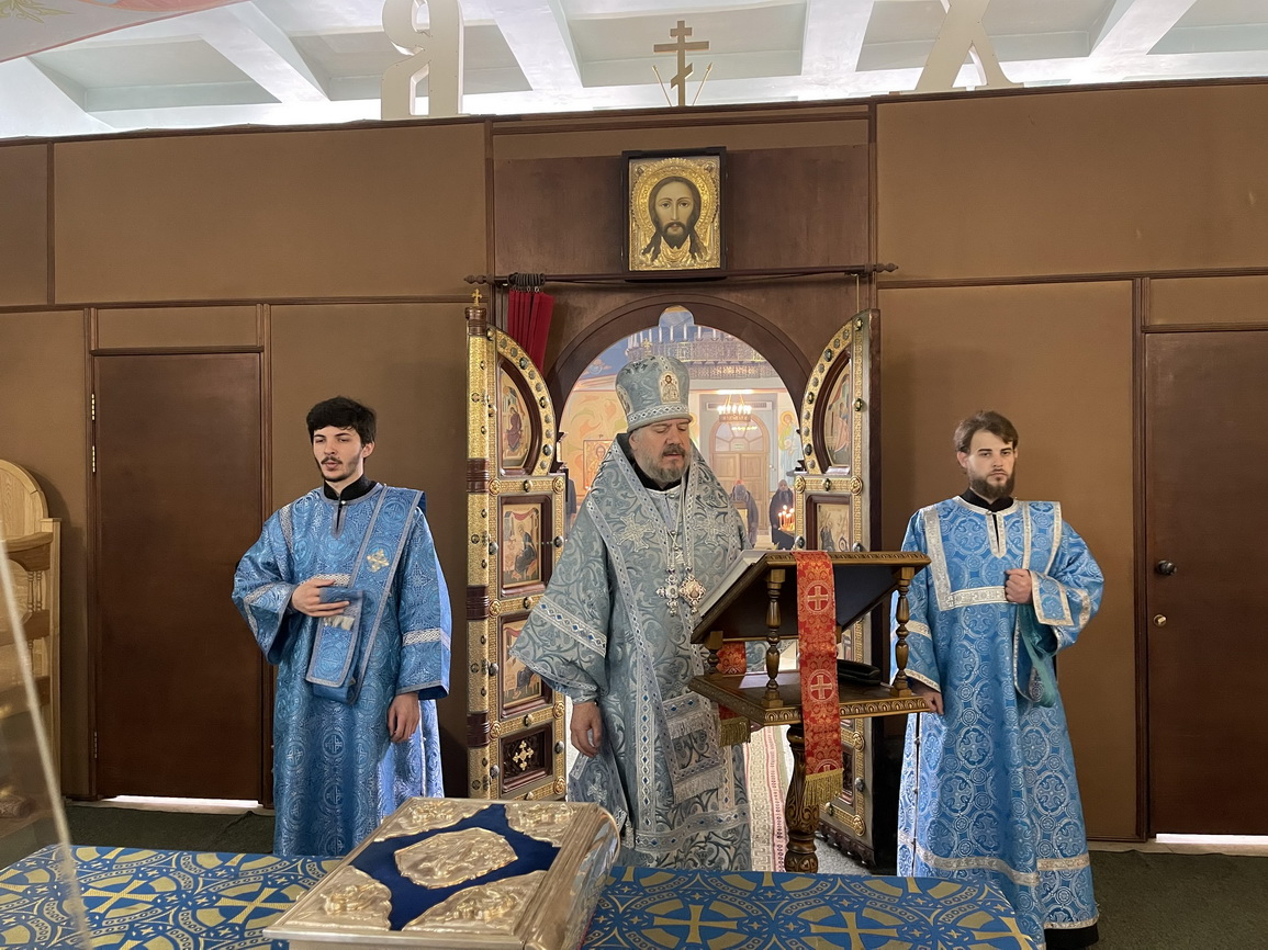 В праздник Похвалы Божией Матери, епископ Находкинский и Преображенский Николай совершил Божественную литургию в Казанском соборе г. Находки.