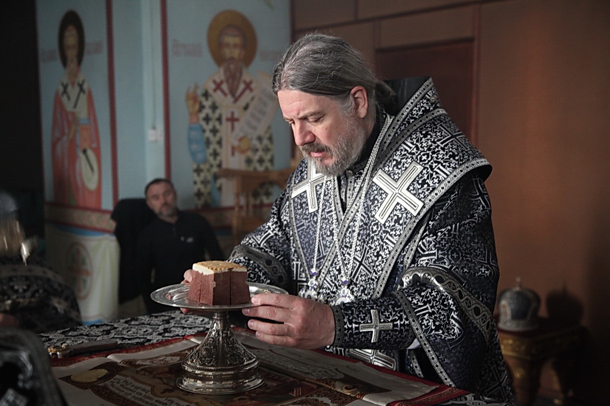 В Великий вторник епископ Находкинский и Преображенский Николай совершил Литургию Преждеосвященных Даров в Казанском Кафедральном соборе г. Находки.