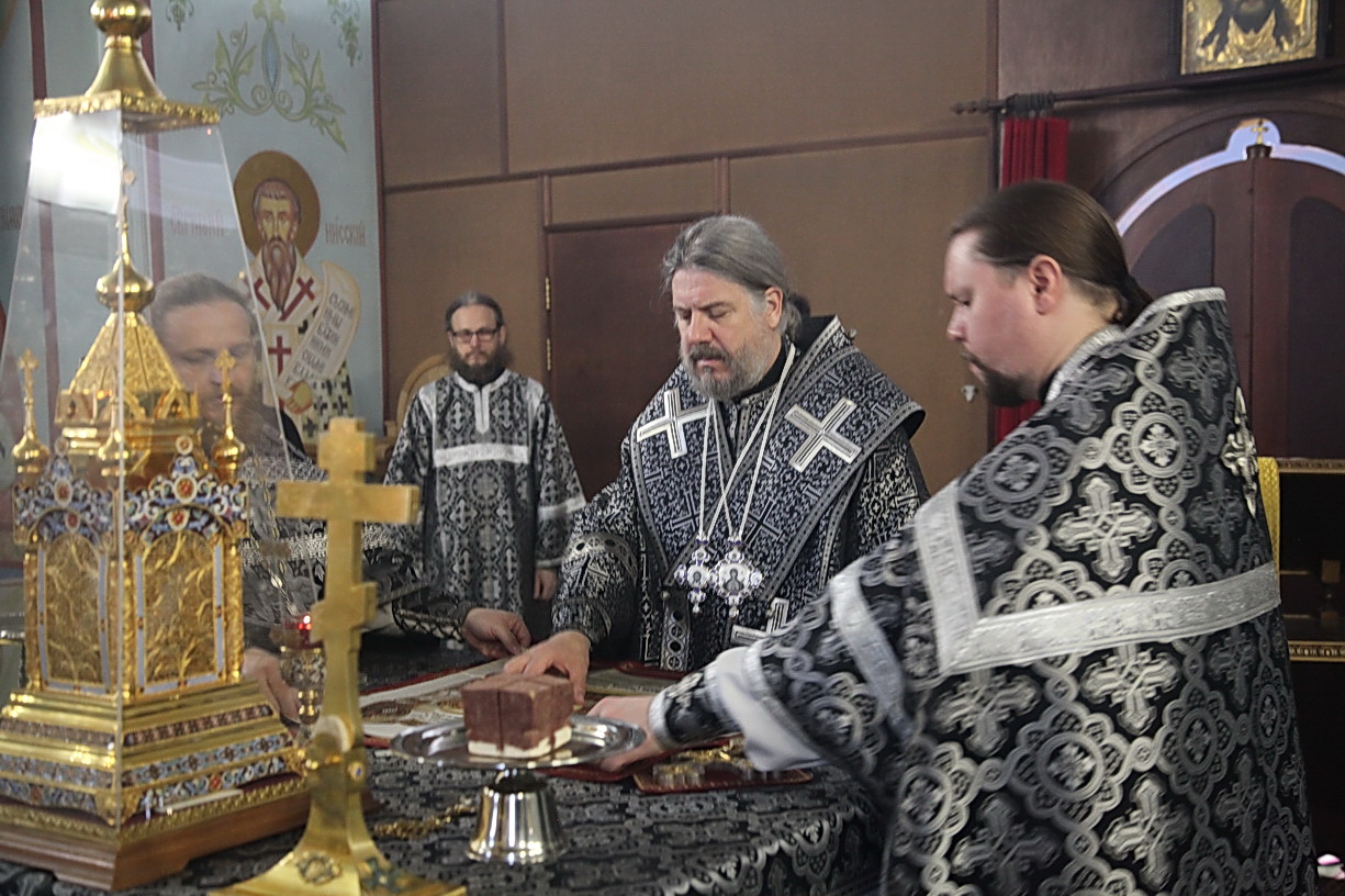 В Великую среду епископ Находкинский и Преображенский Николай совершил Литургию Преждеосвященных Даров в Казанском Кафедральном соборе г. Находки.