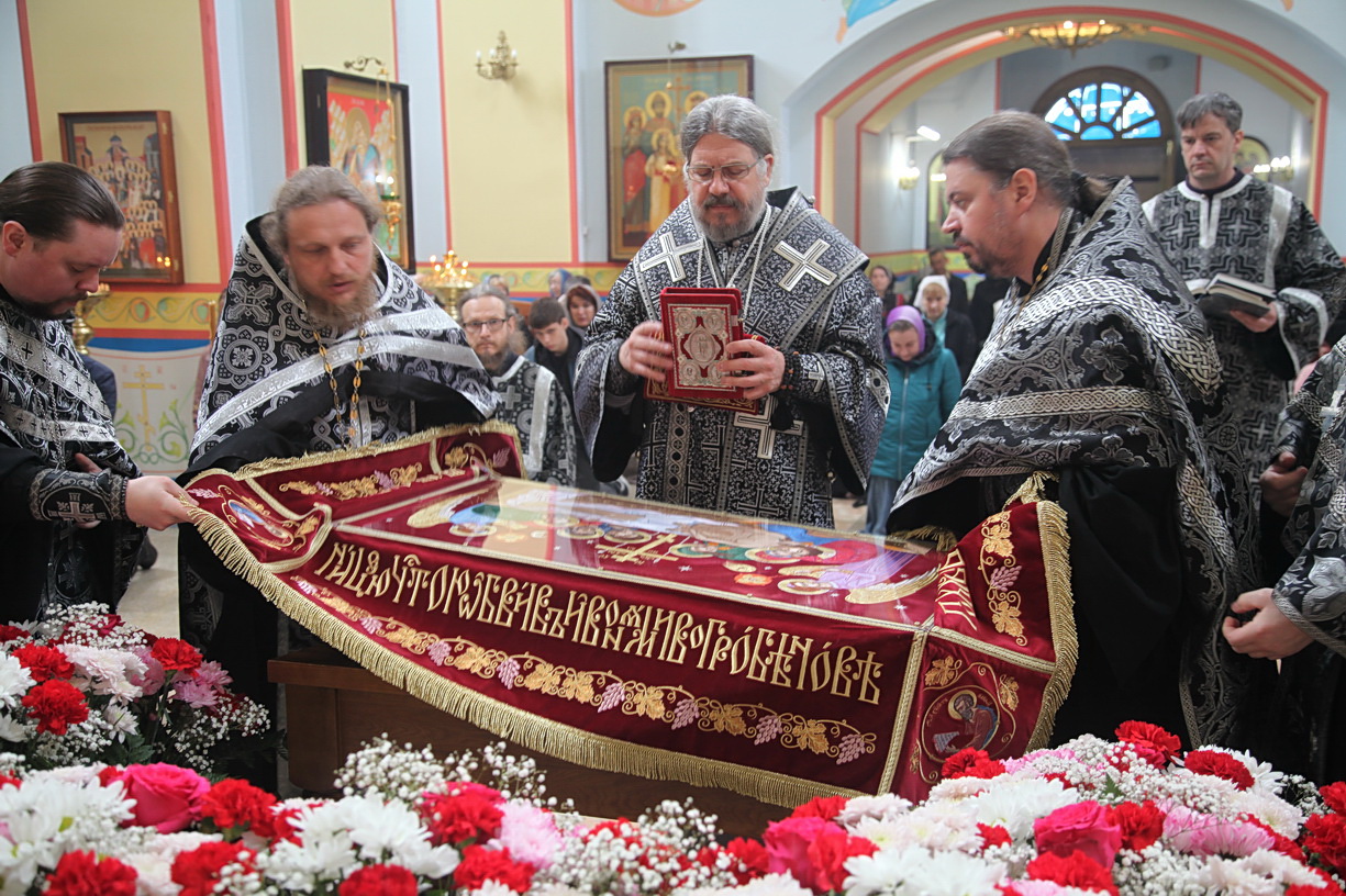 В Великую пятницу, епископ Находкинский и Преображенский Николай совершил вечерню с выносом Плащаницы Спасителя в Казанском Кафедральном соборе г. Находки.
