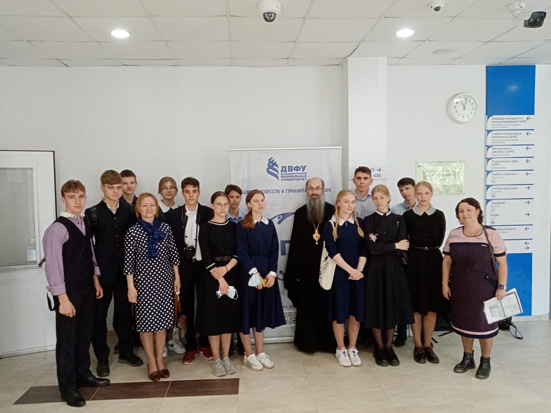 День открытых дверей прошел в ДВФУ для учащихся православной гимназии