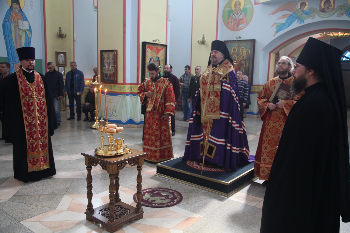 В канун дня памяти святителя Николая Чудотворца епископ Находкинский и Преображенский Николай совершил всенощное бдение в Казанском Кафедральном соборе г. Находки.