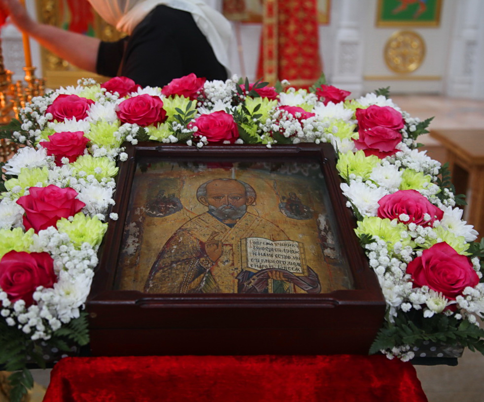 В день памяти перенесения мощей святителя Николая, архиепископа Мир Ликийских в град Бар епископ Находкинский и Преображенский Николай совершил Божественную литургию в Казанском кафедральном соборе г. Находки.