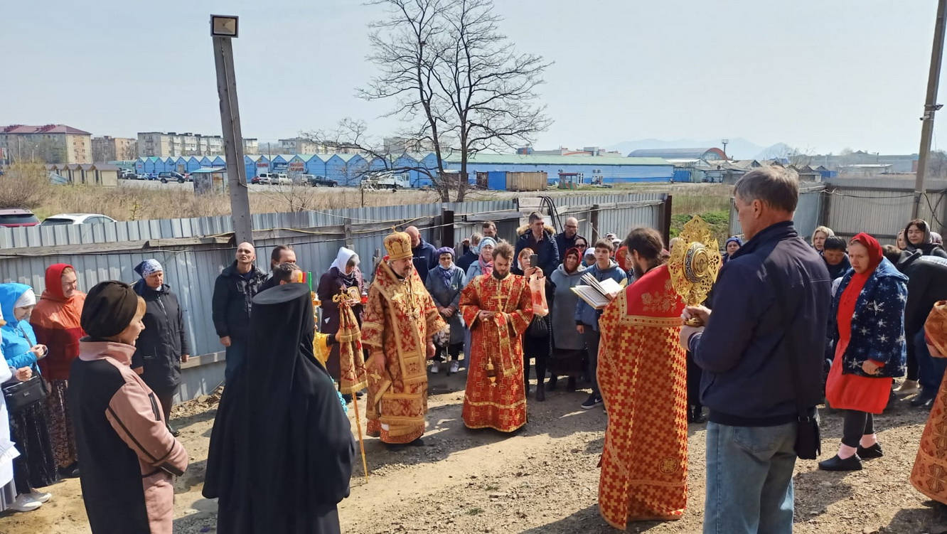 В пятницу Светлой седмицы, епископ Находкинский и Преображенский Николай совершил Божественную литургию в храме прп. Максима Исповедника г. Находки.