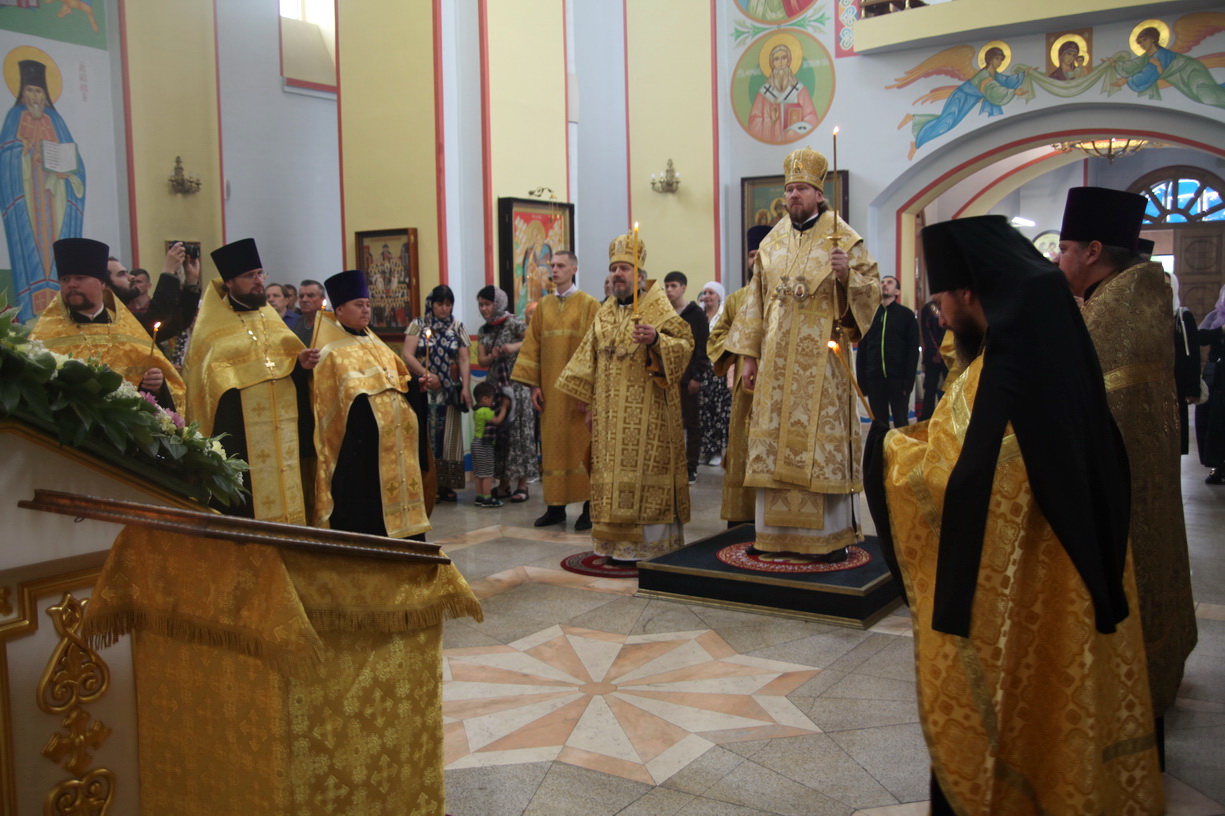 В канун недели всех святых митрополит Владимир возглавил всенощное бдение в Казанском кафедральном соборе города Находки.