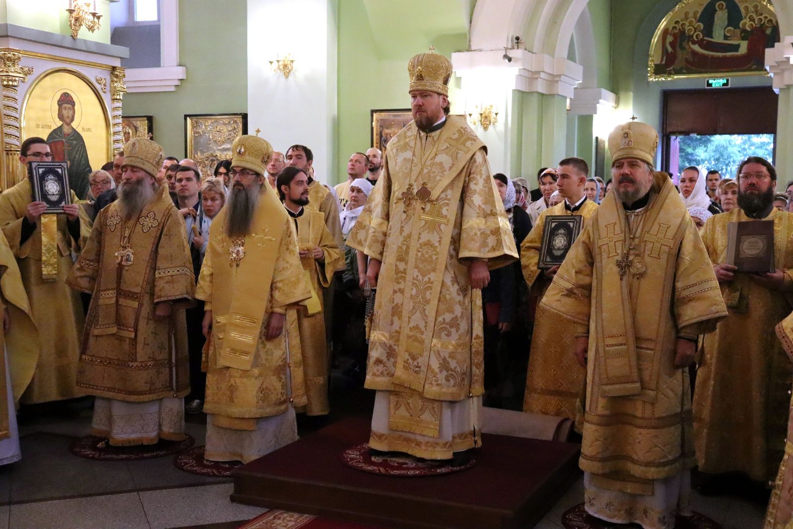 Архипастыри Приморской митрополии совершили Божественную литургию в Покровском соборе.