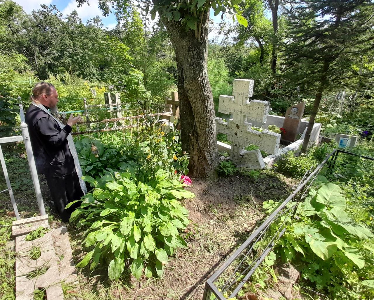 Православная молодежь почтила память протоиерея Германа Герасимова, похороненного на Морском кладбище Владивостока