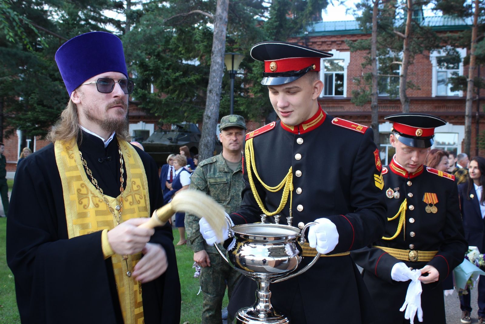 Священник принял участие в торжественной линейке, посвященной Дню знаний в Уссурийском Суворовском военном училище
