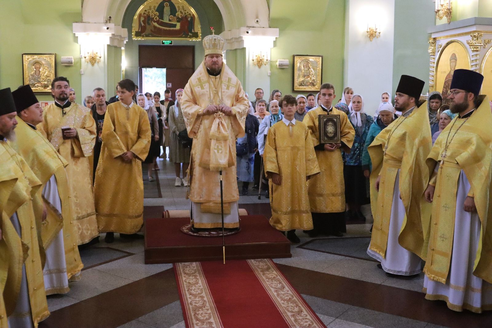Глава Приморской митрополии совершил Божественную литургию в Покровском соборе