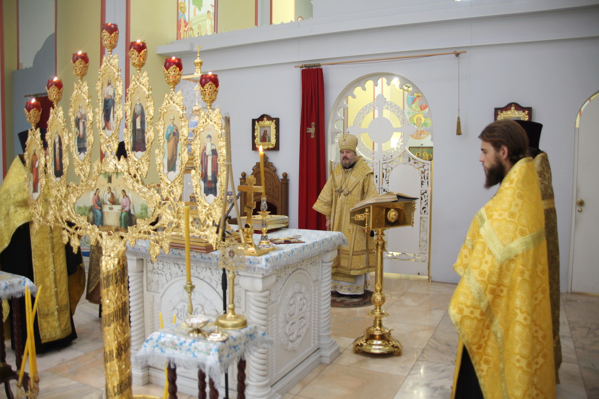 Епископ Находкинский и Преображенский Николай возглавил всенощное бдение в Казанском соборе.