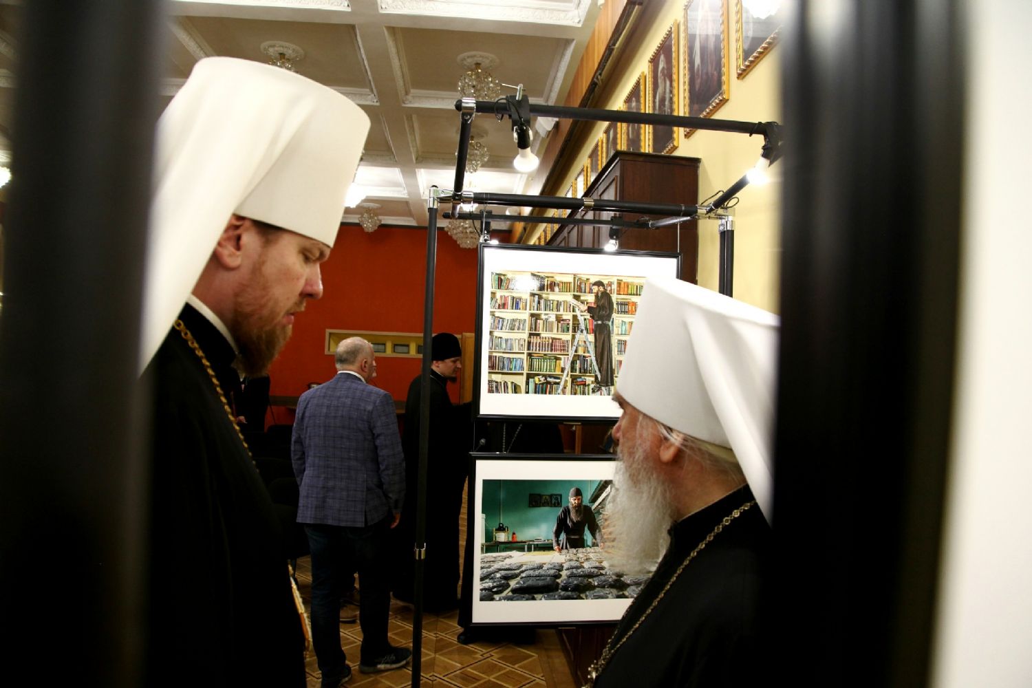 Митрополит Владимир принял участие в открытии художественной фотовыставки «Монашество. Тихоокеанский рубеж» в Издательском совете