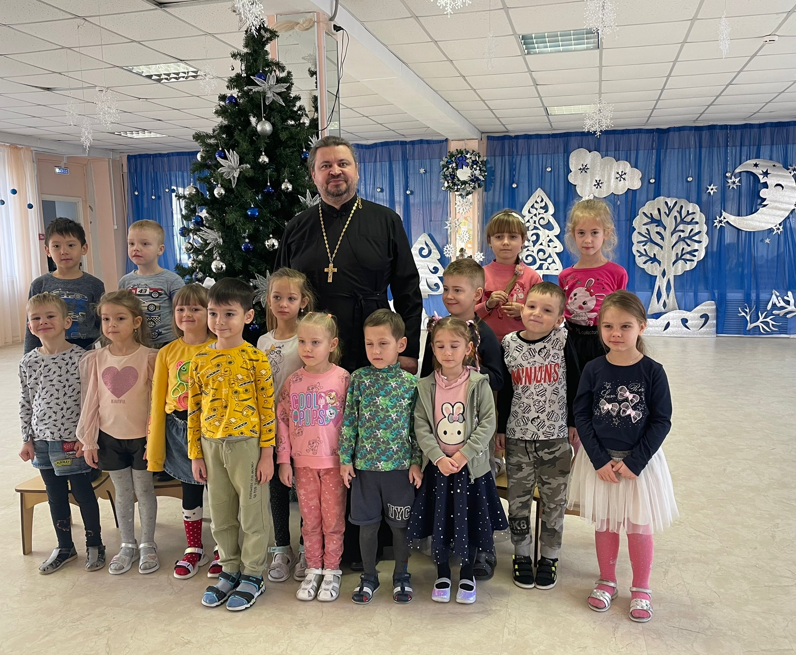 Священник рассказал дошколятам про Рождество Христово.