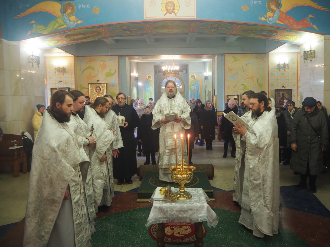 В Навечерие Крещения Господня епископ Находкинский и Преображенский Николай совершил Божественную литургию в Казанском Кафедральном соборе г. Находки.