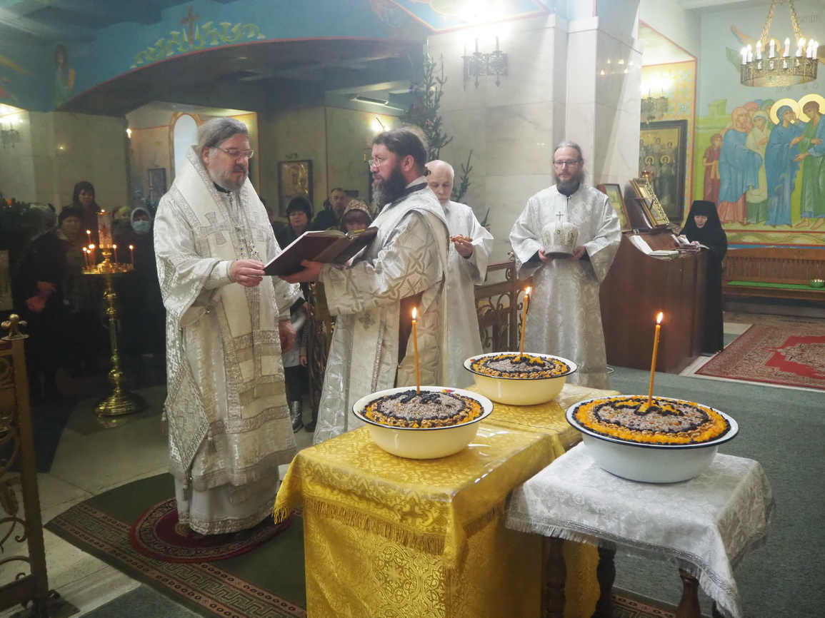 В Рождественский сочельник епископ Находкинский и Преображенский Николай возглавил праздничное богослужение в Казанском Кафедральном соборе г. Находки.