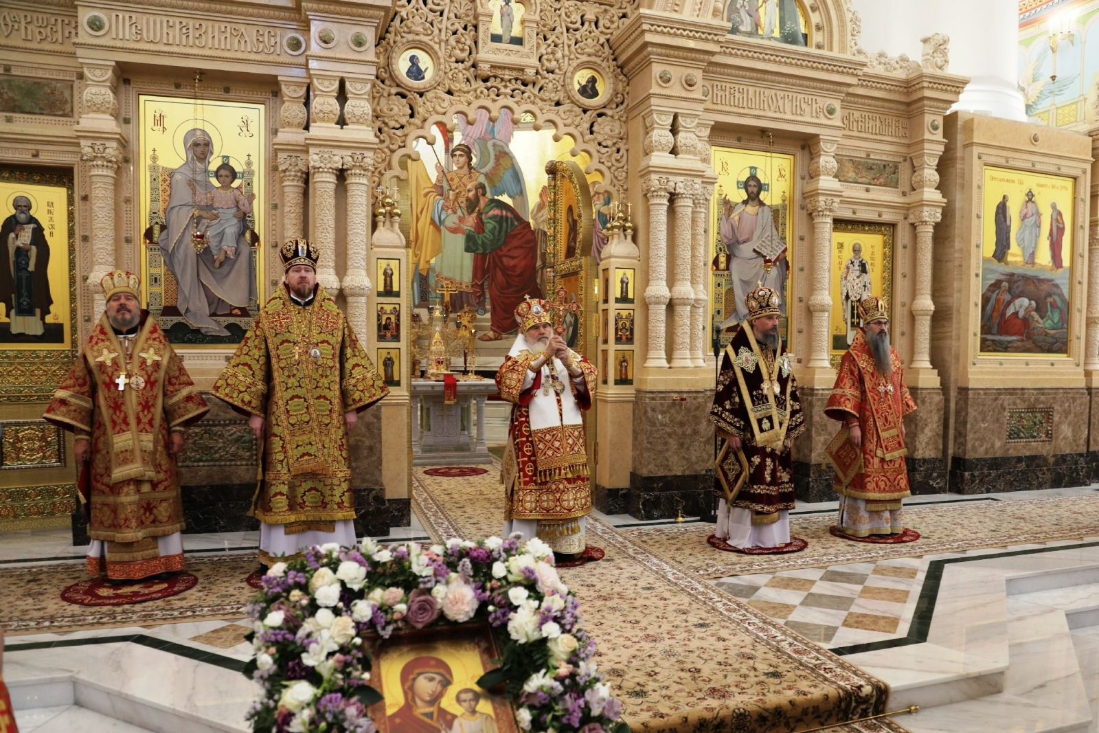 Сонм архипастырей совершил Божественную литургию в Спасо-Преображенском соборе