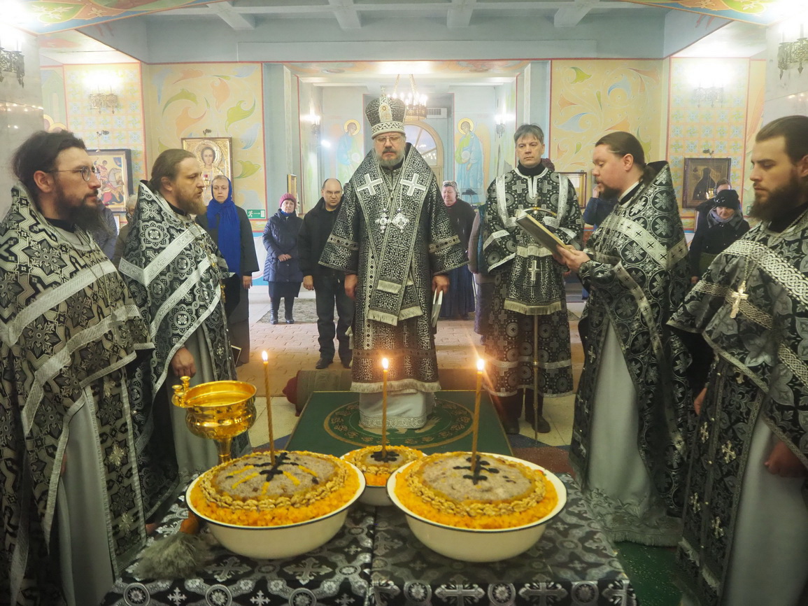 В пятницу первой седмицы Великого поста епископ Находкинский и Преображенский Николай совершил Литургию Преждеосвященных Даров и чин освящения колива в Казанском Кафедральном соборе г.Находки.