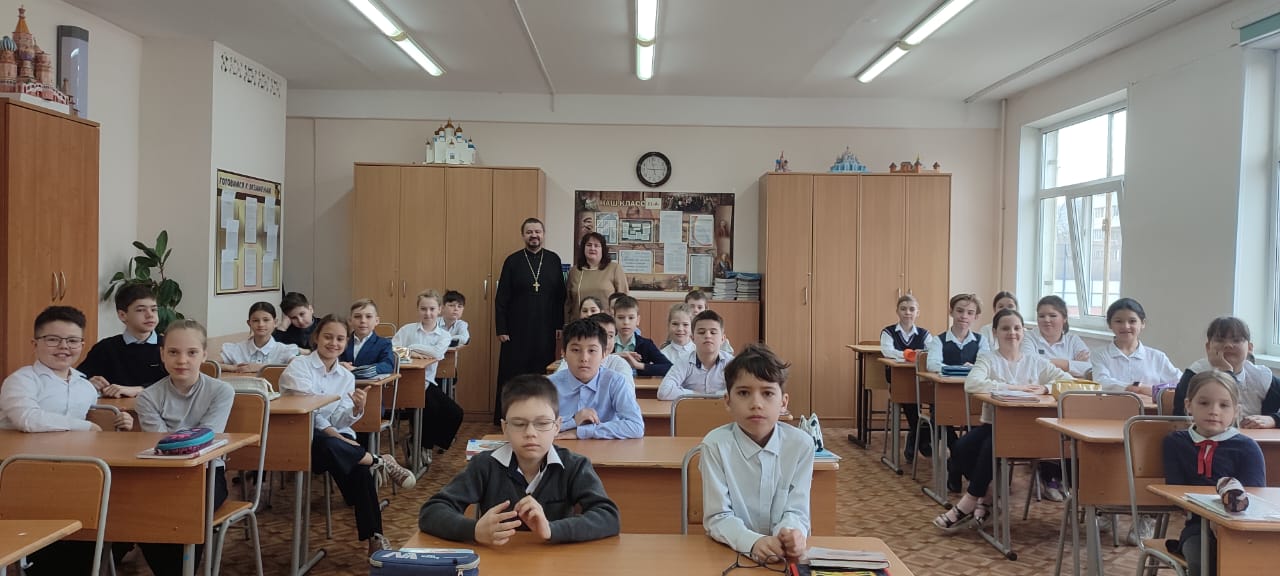 Священник рассказал школьникам о Пасхе.