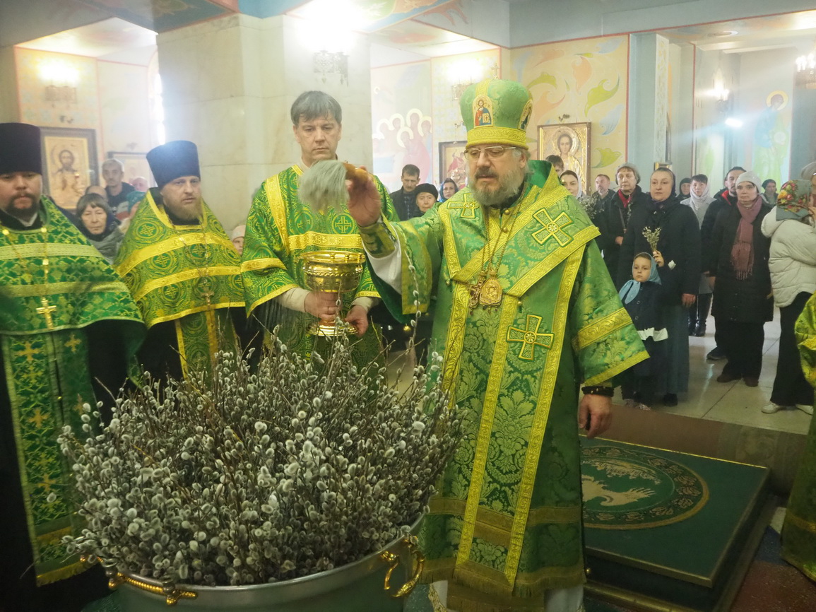 Епископ Николай возглавил всенощное бдение в канун Вербного воскресенья.