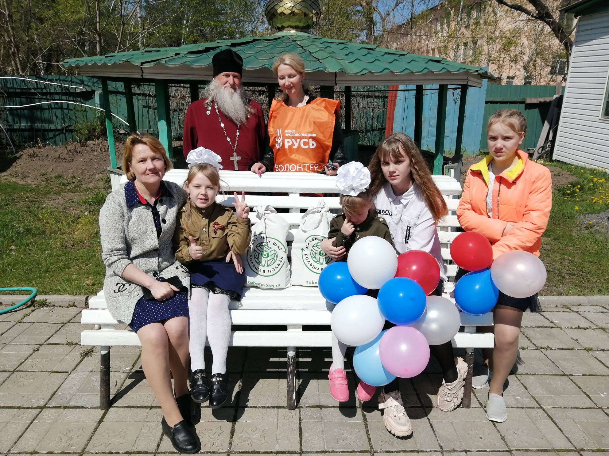 Сотрудники социального отдела Владивостокской епархии 9 мая поздравили ветеранов