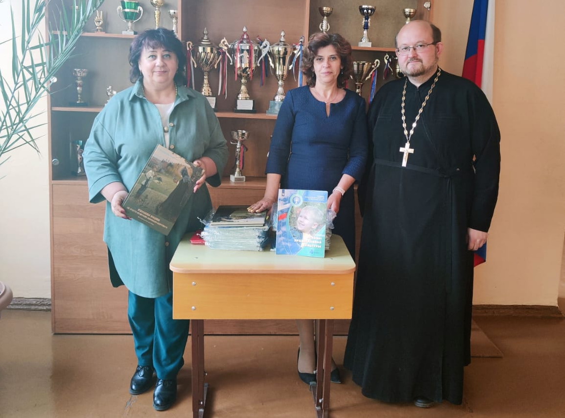 Священник принял участие в родительском собрании СОШ № 50 г. Партизанска.
