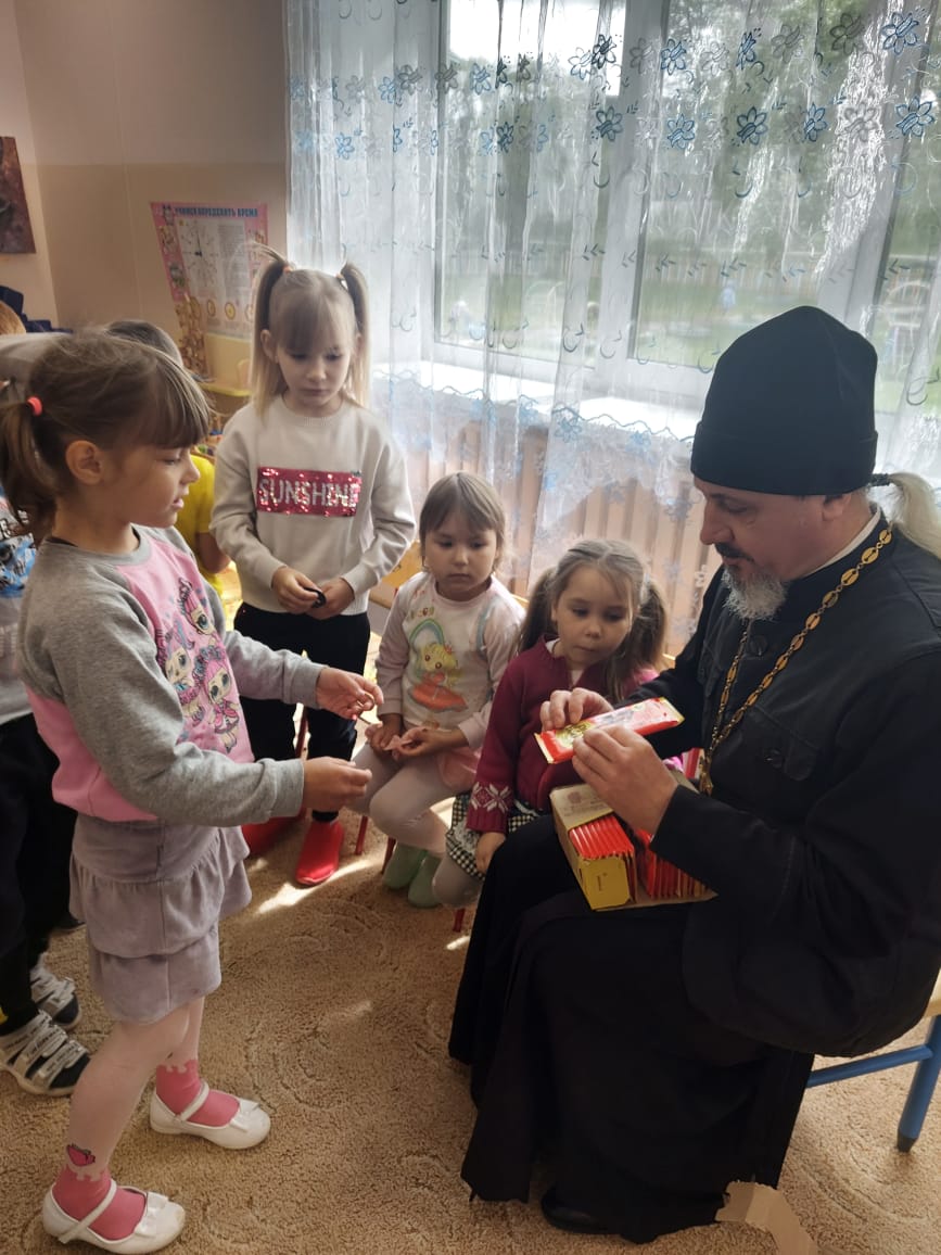 Иерей Андрей Кузнецов в день памяти Святителя Николая посетил детский сад села Кокшаровка (+ Фото)