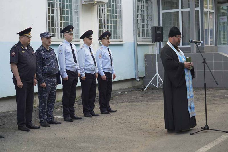 Руководитель отдела благословил сводный отряд приморской полиции перед отправлением в Северо-Кавказский регион для поддержания правопорядка
