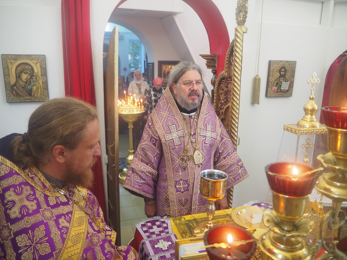 В праздник Воздвижения епископ Находкинский и Преображенский Николай совершил раннюю Божественную литургию в храме вмч. Пантелеимона.
