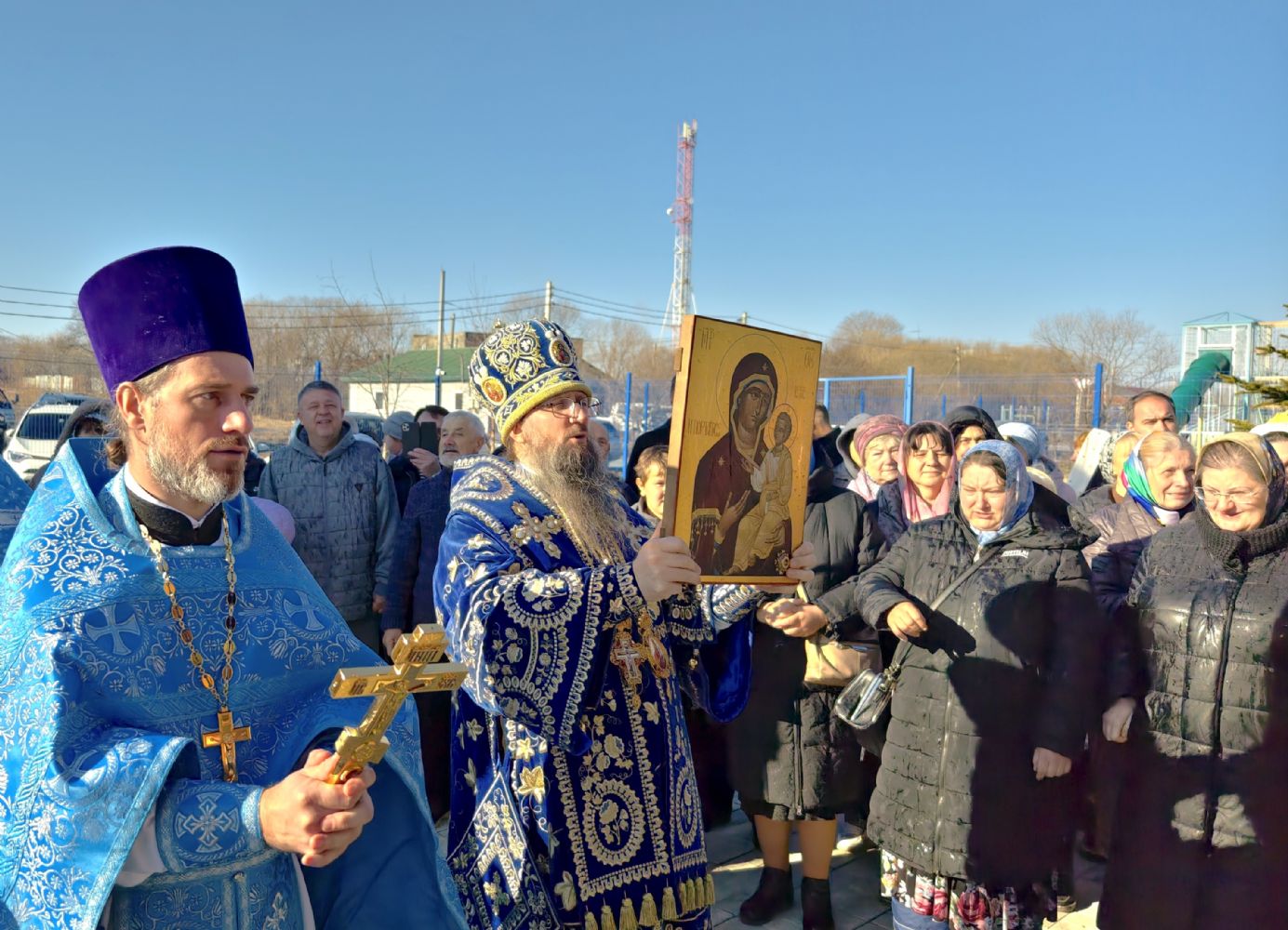 В день престольного праздника глава Приморской митрополии совершил Божественную литургию в храме Иверской иконы Божией Матери